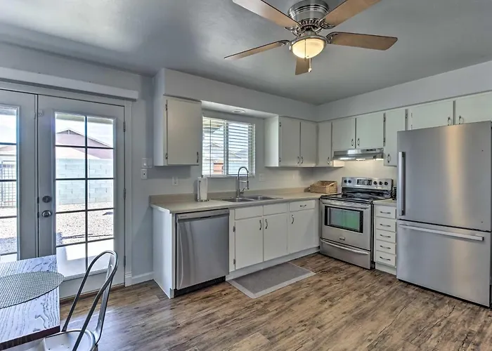 Holiday home Private Yard! Pet-friendly Getaway